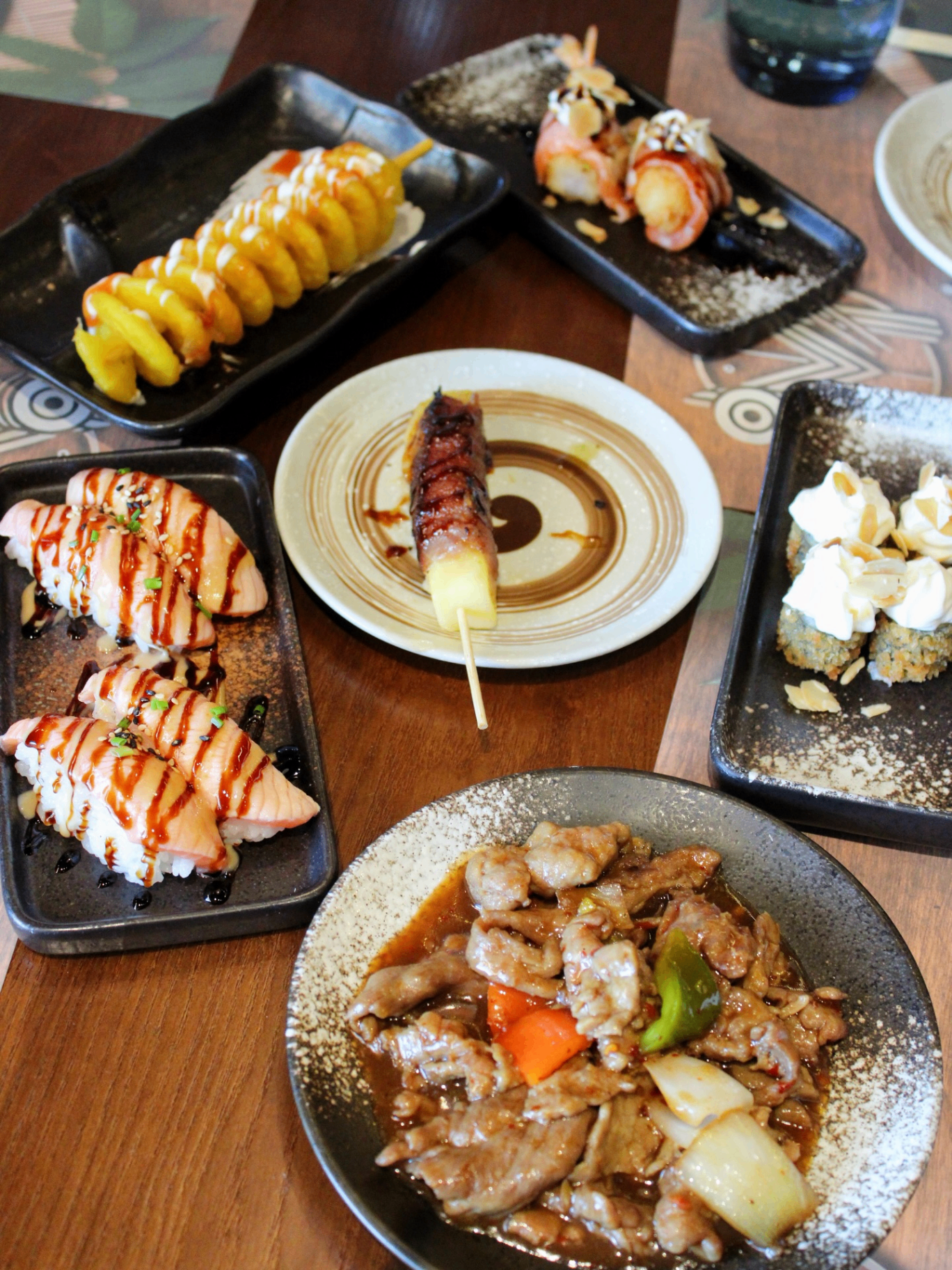 Cliente disfrutando en Mi Sushi 5